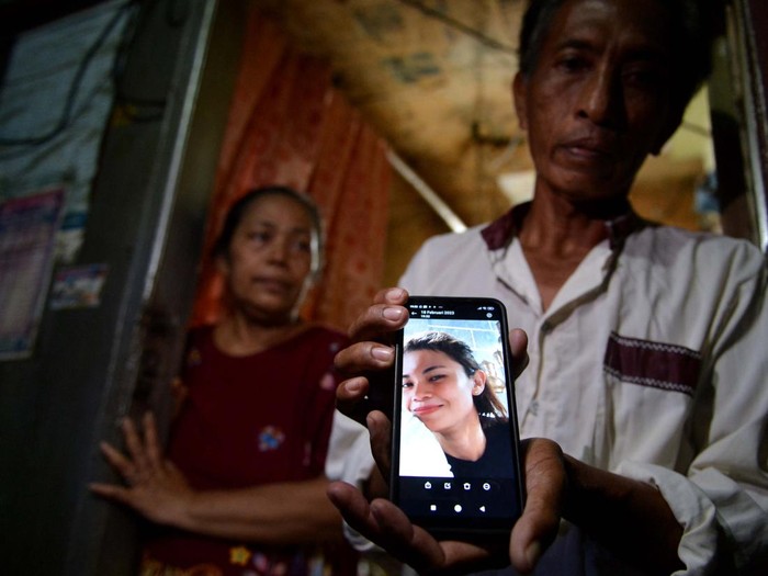 Orang tua Irma Lestari WNI korban gempa Turki menunjukkan foto anaknya di Denpasar, Bali, Minggu (19/2/2023). Irma Lestari bersama seorang WNI lain asal Bali Ni Wayan Supini yang bekerja sebagai terapis spa di Turki, ditemukan dalam kondisi meninggal dunia pada Jumat (17/2) di balik reruntuhan Apartemen Galeria di Kota Diyarbakir, Turki akibat peristiwa gempa berkekuatan magnitudo 7,8 pada 6 Februari. ANTARA FOTO/Fikri Yusuf/YU