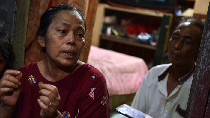 Orang tua Irma Lestari WNI korban gempa Turki menunjukkan foto anaknya di Denpasar, Bali, Minggu (19/2/2023). Irma Lestari bersama seorang WNI lain asal Bali Ni Wayan Supini yang bekerja sebagai terapis spa di Turki, ditemukan dalam kondisi meninggal dunia pada Jumat (17/2) di balik reruntuhan Apartemen Galeria di Kota Diyarbakir, Turki akibat peristiwa gempa berkekuatan magnitudo 7,8 pada 6 Februari. ANTARA FOTO/Fikri Yusuf/YU