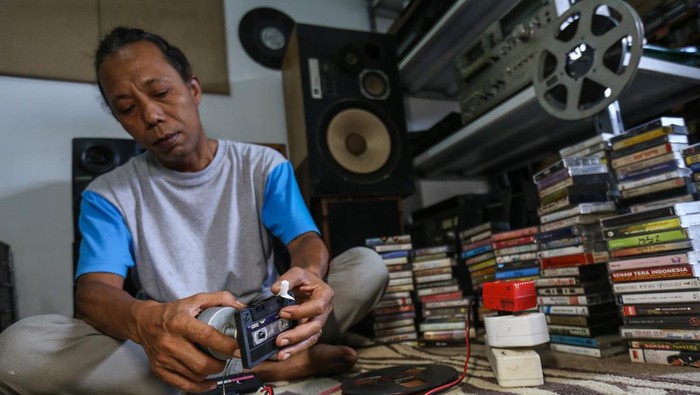 Penjual memotret kaset pita nya yang dijual secara daring di Jadul Depok, Limo, Depok Jawa Barat, Senin (20/2/2023). Kaset pita musik jadul era tahun 70 hingga 90an karya musisi Indonesia dan internasional yang dijual dengan harga Rp5.000- Rp75.000 per kaset tergantung musisi tersebut masih diminati penggemarnya di tengah musik modern. ANTARA FOTO/Asprilla Dwi Adha/rwa.