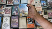Penjual menata kaset pita musik di Jadul Depok, Limo, Depok Jawa Barat, Senin (20/2/2023).