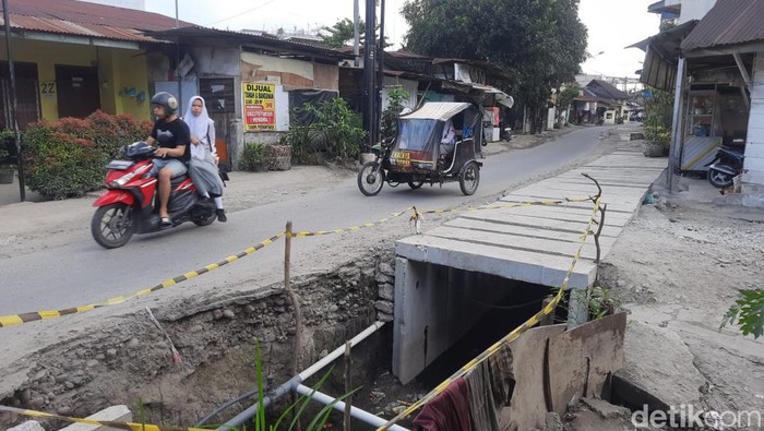 Potret proyek drainase di Jalan Pelita IV, Medan dibiarkan terbengkalai.