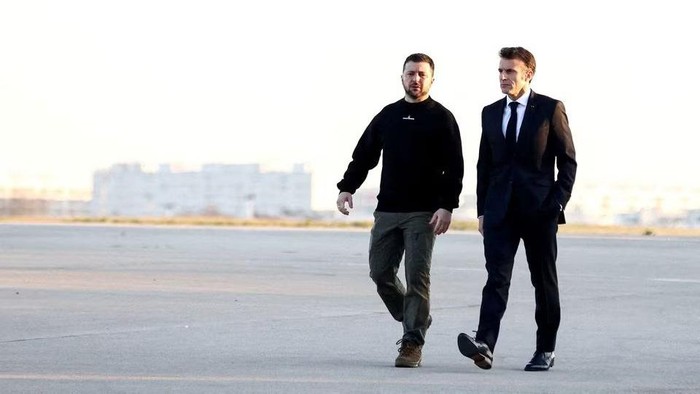 French President Emmanuel Macron and Ukrainian President Volodymyr Zelenskiy leave for a summit in Brussels, at the Military Airport Villacoublay in Velizy-Villacoublay, France February 9, 2023. Mohammed Badra/Pool via REUTERS