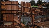Pembangunan Sodetan Kali Ciliwung dilaksanakan oleh kontraktor PT Wijaya Karya- PT Jaya Konstruksi, KSO dan konsultan supervisi PT. Virama-Supra-TAA, KSO dengan masa pelaksanaan Agustus 2021-Agustus 2023.