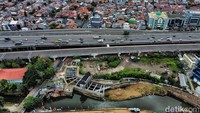 Sodetan Kali Ciliwung ini adalah proyek Kementerian Pekerjaan Umum dan Perumahan Rakyat (PUPR) melalui Balai Besar Wilayah Sungai Ciliwung Cisadane (BBWSCC). Pemprov DKI Jakarta kebagian pekerjaan proses pembebasan lahannya, sedangkan anggaran pembebasan lahannya adalah duit pemerintah pusat.