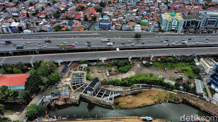 Progres Terkini Sodetan Ciliwung yang Sempat Mangkrak 6 Tahun Pekerja menggunakan alat berat menyelesaikan proyek pembangunan sodetan ciliwung di Banjir Kanal Timur (BKT), Jakarta Timur, Senin (20/2/2023).