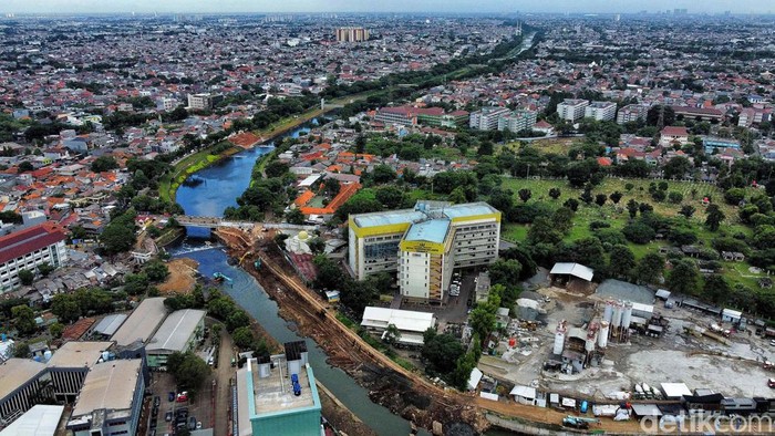 Progres Terkini Sodetan Ciliwung yang Sempat Mangkrak 6 Tahun Pekerja menggunakan alat berat menyelesaikan proyek pembangunan sodetan ciliwung di Banjir Kanal Timur (BKT), Jakarta Timur, Senin (20/2/2023).