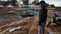 Alat berat seperti ekskavator terus melakukan pengerukan untuk mempercepat pembangunan Sodetan Ciliwung.