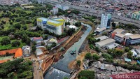Proyek pembangunan Sodetan Kali Ciliwung akhirnya kembali dikerjakan setelah sempat mangkrak selama 6 tahun.