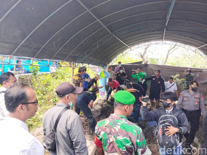 Proses ekshumasi jenazah suami instruktur senam Ngawi