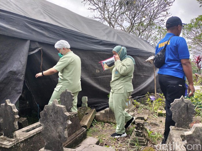 Proses ekshumasi jenazah suami instruktur senam Ngawi