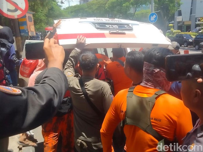 Proses evakuasi jenazah korban tenggelam di Kali Jagir Surabaya