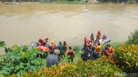 Korban pertama ditemukan atas nama Suharno Abdillah (44). Jenazah Suharno ditemukan pukul 11.00 WIB berjarak 8 km dari titik awal hilang (Foto: Praditya Fauzi Rahman/detikJatim)
