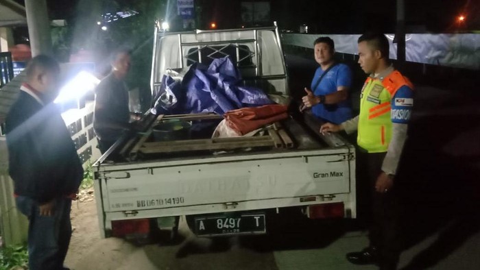 PT KAI dan polisi menangkap pelaku pencurian rel kereta api di Stasuin Karangantu, Serang, Banten.