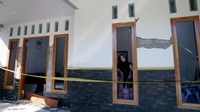 Warga melihat kondisi rumahnya yang rusak akibat ledakan diduga bubuk mesiu bahan baku petasan di Desa Karangbendo Kecamatan Ponggok, Blitar, Jawa Timur.