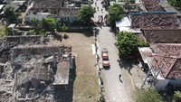 Sebanyak empat orang warga meninggal akibat ledakan tersebut. Sementara, tiga orang masih tertimbun reruntuhan rumah.