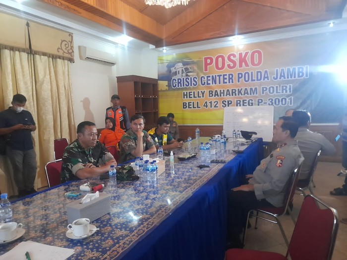 Rapat bersama ketua dprd jambi dalam proses evakuasi kapolda dan rombongan (