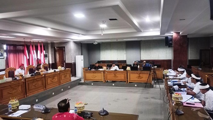 Rapat kerja Komisi III DPRD Karangasem dengan Perumda Tirta Tohlangkir di gedung DPRD Karangasem, Senin (20/2/2023) . Rapat itu membahas terkait kenaikan tarif air di Karangasem.
