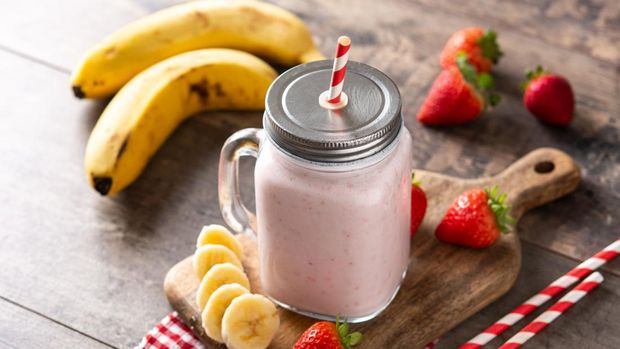 Banyak cara untuk mengonsumsi buah. Salah satunya dengan mengolahnya menjadi smoothie.