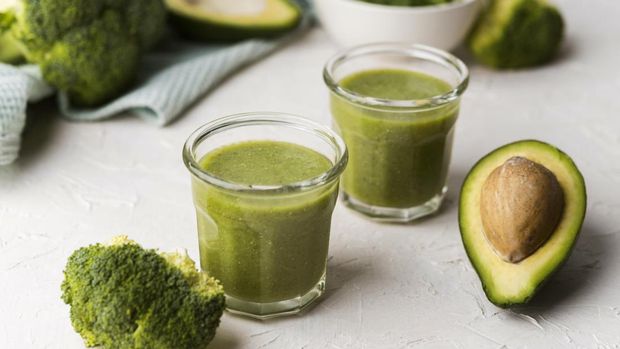 Banyak cara untuk mengonsumsi buah. Salah satunya dengan mengolahnya menjadi smoothie.