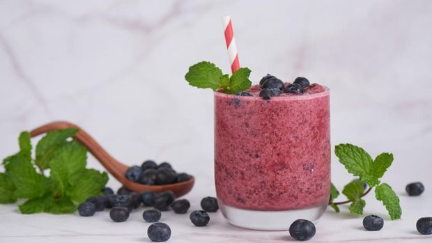 Banyak cara untuk mengonsumsi buah. Salah satunya dengan mengolahnya menjadi smoothie.