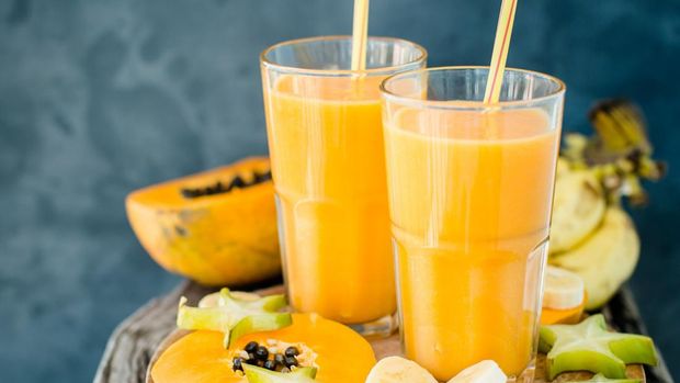 Banyak cara untuk mengonsumsi buah. Salah satunya dengan mengolahnya menjadi smoothie.