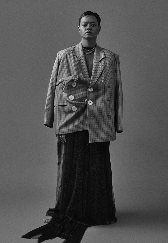 Pakaian transparan tersebut dipadukan dengan blazer oversize dan rok panjang. Penampilannya itu juga dilengkapi dengan beberapa aksesori seperti kalung, anting, dan cincin. Foto: Instagram/@ybrap