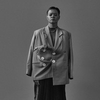 Pakaian transparan tersebut dipadukan dengan blazer oversize dan rok panjang. Penampilannya itu juga dilengkapi dengan beberapa aksesori seperti kalung, anting, dan cincin. Foto: Instagram/@ybrap