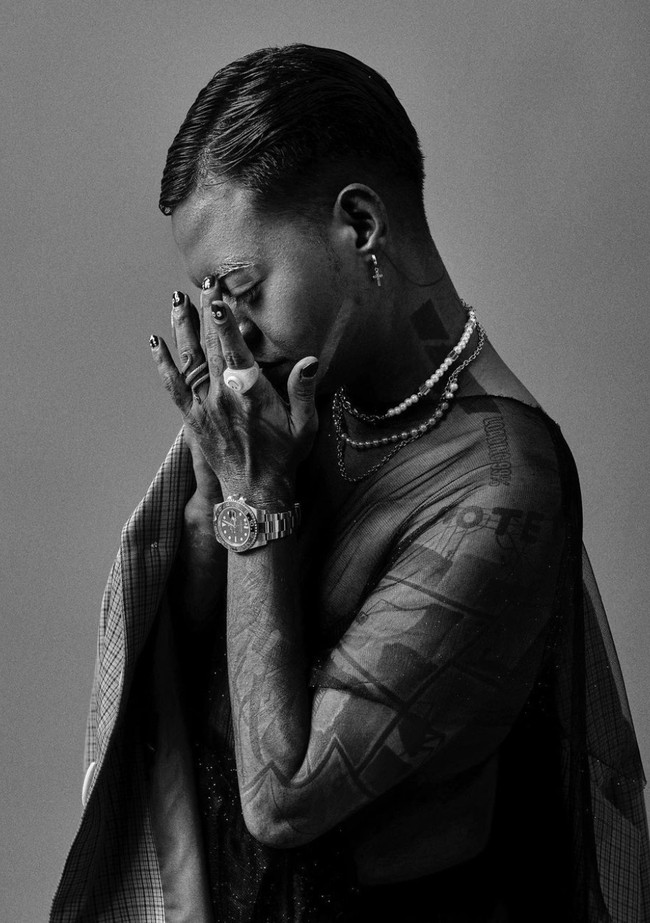 Kuku-kuku Reza Arap juga terlihat lebih cantik dengan dihiasi dengan nailart. Tampil beda, gaya Reza Arap yang satu ini justru tuai nyinyiran. Foto: Instagram/@ybrap