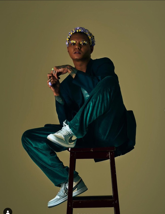 Mengenakan gaya berbeda, kali ini Reza Arap tampil dengan celana panjang hijau berbahan velvet. Alis dan rambutnya tampak penuh dengan hiasan bunga-bungan kecil berwarna ungu dan kuning. Foto: Instagram/@ybrap