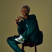 Mengenakan gaya berbeda, kali ini Reza Arap tampil dengan celana panjang hijau berbahan velvet. Alis dan rambutnya tampak penuh dengan hiasan bunga-bungan kecil berwarna ungu dan kuning. Foto: Instagram/@ybrap