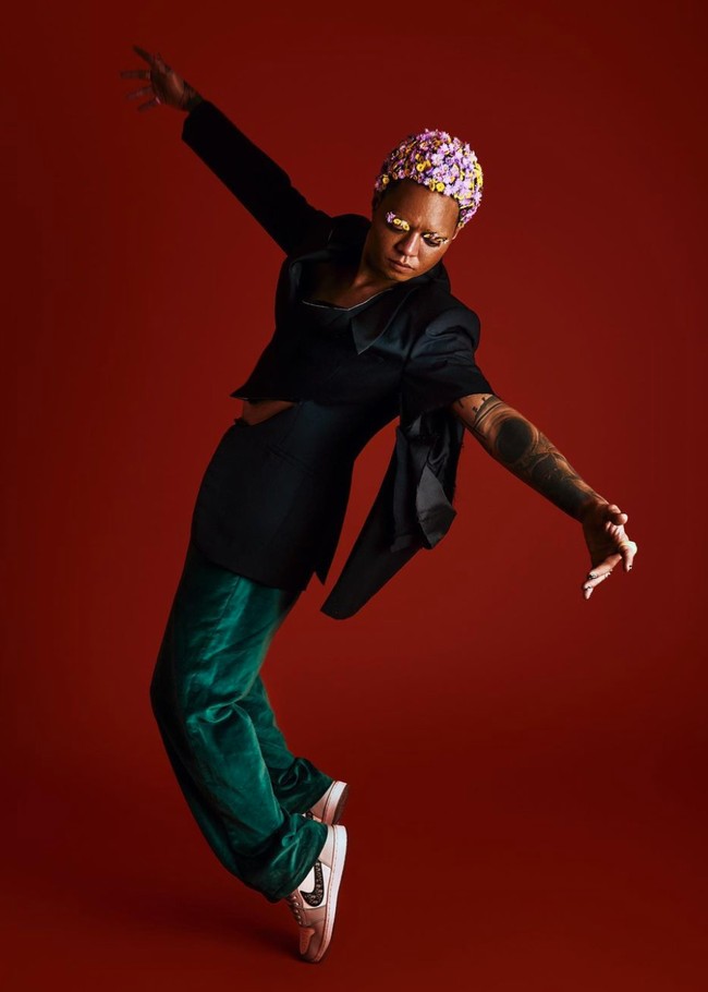 Gayanya yang satu ini juga tak kalah mencuri atensi dan tuai nyinyiran. Beberapa netizen tampak menyayangkan perubahan penampilan Reza Arap tersebut. Foto: Instagram/@ybrap