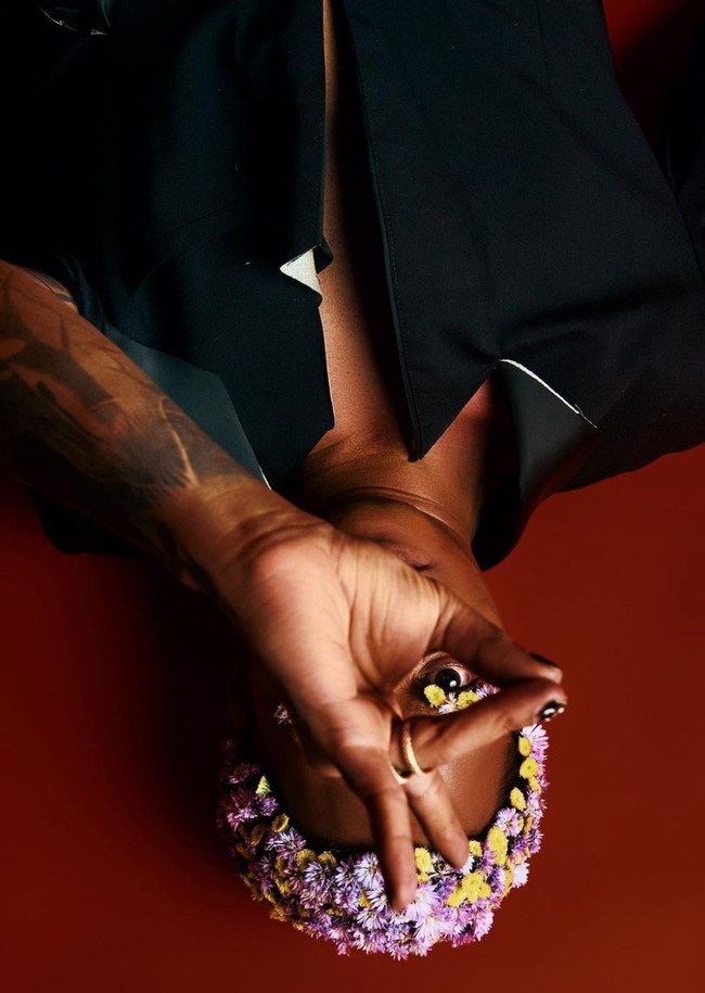 Dalam keterangan unggahan diketahui jika pemotretan tersebut dibantu oleh fotografer Denny Tjan. Bagaimana menurutmu penampilan Reza Arap dalam pemotretan terbarunya ini? Foto: Instagram/@ybrap