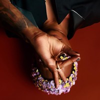 Dalam keterangan unggahan diketahui jika pemotretan tersebut dibantu oleh fotografer Denny Tjan. Bagaimana menurutmu penampilan Reza Arap dalam pemotretan terbarunya ini? Foto: Instagram/@ybrap