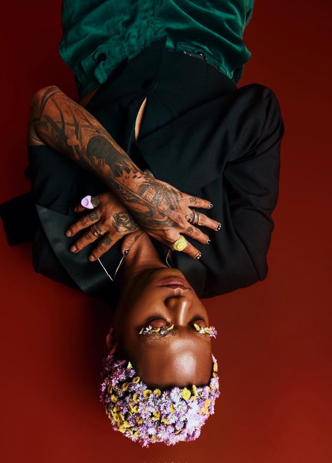 Bergaya menyilangkan tangan di depan dada dengan mata tertutup, penampilan Reza Arap memang jadi terlihat lebih feminin. Ditambah lagi dengan hiasan bunga-bunga di kepala dan alisnya. Foto: Instagram/@ybrap