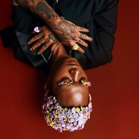 Bergaya menyilangkan tangan di depan dada dengan mata tertutup, penampilan Reza Arap memang jadi terlihat lebih feminin. Ditambah lagi dengan hiasan bunga-bunga di kepala dan alisnya. Foto: Instagram/@ybrap