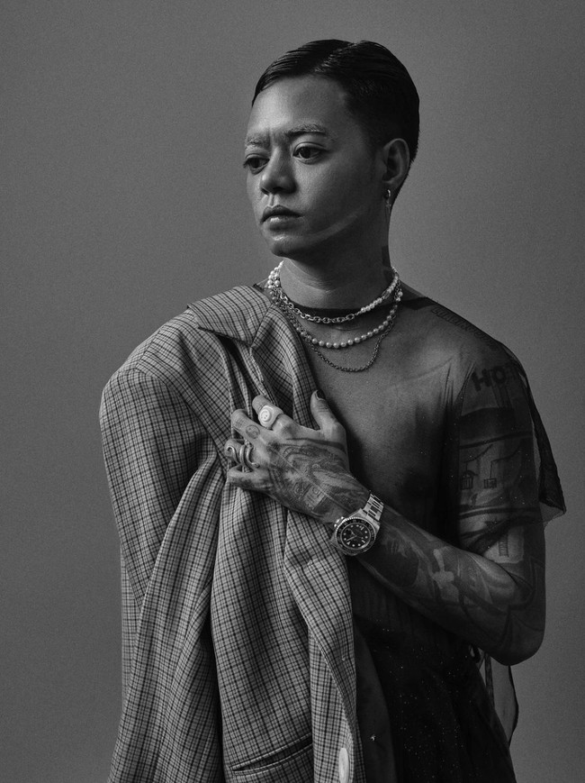 Gaya Reza Arap dalam pemotretan terbarunya berhasil menuai atensi. Tampil beda, Reza Arap terlihat lebih feminin dengan rambut klimis dan pakaian transparan. Foto: Instagram/@ybrap