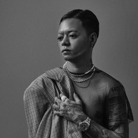 Gaya Reza Arap dalam pemotretan terbarunya berhasil menuai atensi. Tampil beda, Reza Arap terlihat lebih feminin dengan rambut klimis dan pakaian transparan. Foto: Instagram/@ybrap