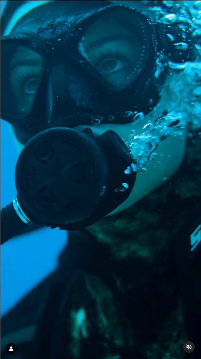 Rosie Moore sering dibandingkan dengan karakter Hannah Montana karena dua pekerjaan yang bisa dibilang bertolak belakang. Wanita tersebut merupakan seorang model sekaligus peneliti yang baru-baru ini kembali perbincangan karena aksinya menyelam laut yang gelap dan dalam. Foto: Instagram @rosiekmoore