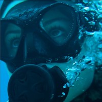 Rosie Moore sering dibandingkan dengan karakter Hannah Montana karena dua pekerjaan yang bisa dibilang bertolak belakang. Wanita tersebut merupakan seorang model sekaligus peneliti yang baru-baru ini kembali perbincangan karena aksinya menyelam laut yang gelap dan dalam. Foto: Instagram @rosiekmoore