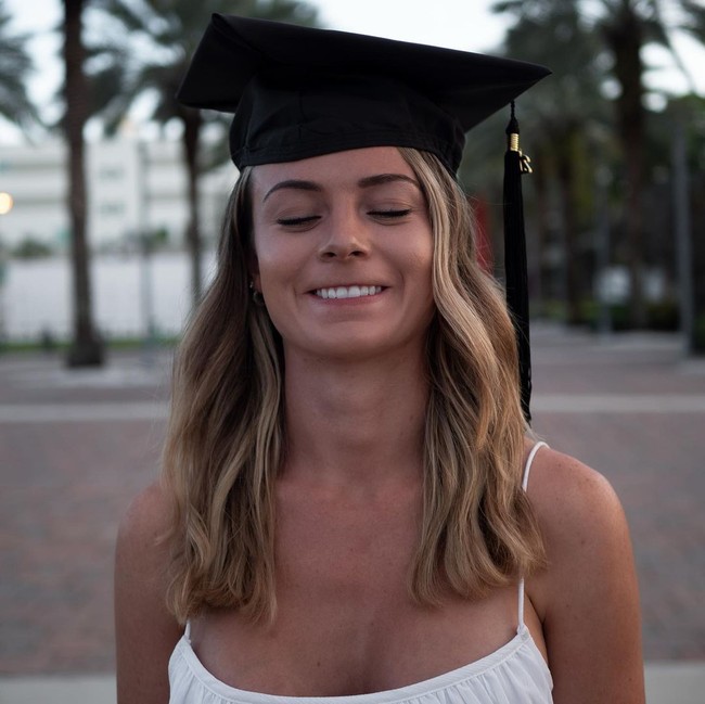 Meski sering bekerja sebagai model, bagi Rosie peneliti adalah profesi utamanya. Salah satu tujuannya terjun ke dunia modeling pun adalah untuk mengajak lebih banyak wanita untuk mencoba aktivitas sains. Ada sedikit niche bahwa wanita tidak bisa menyelam bebas dan menjadi model dengan hiu atau di dalam air, jadi aku mulai bertemu dengan para fotografer untuk beberapa pemotretan produk. Jadi aku bisa memperlihatkan wanita lain bahwa keren untuk punya hobi dan berada di luar ruangan, ujarnya.  Foto: Instagram @rosiekmoore