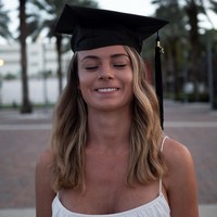 Meski sering bekerja sebagai model, bagi Rosie peneliti adalah profesi utamanya. Salah satu tujuannya terjun ke dunia modeling pun adalah untuk mengajak lebih banyak wanita untuk mencoba aktivitas sains. Ada sedikit niche bahwa wanita tidak bisa menyelam bebas dan menjadi model dengan hiu atau di dalam air, jadi aku mulai bertemu dengan para fotografer untuk beberapa pemotretan produk. Jadi aku bisa memperlihatkan wanita lain bahwa keren untuk punya hobi dan berada di luar ruangan, ujarnya.  Foto: Instagram @rosiekmoore