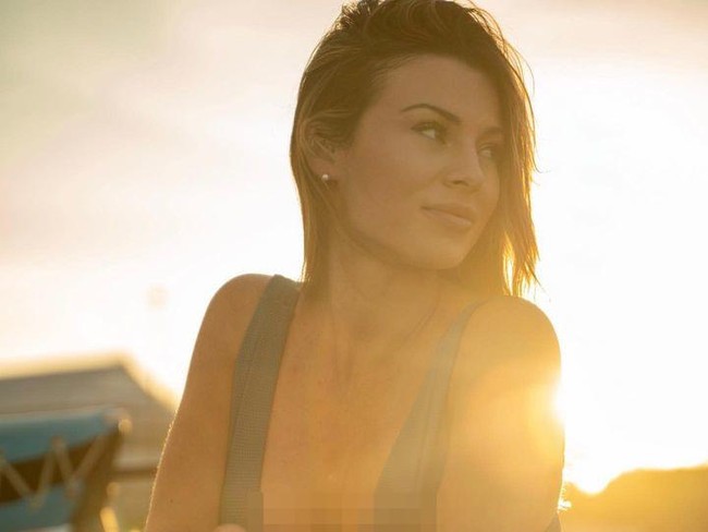 Dalam video, hiu tersebut terlihat mengabaikan Rosie yang menjadi perhatian netizen. Kamu adalah orang tercantik yang pernah ditolak hiu, Sangat berani, Rosie, Apakah tingkat testosteron mereka menurun? tulis netizen. Foto: Instagram @rosiekmoore