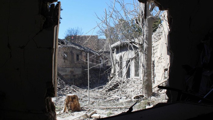 Rudal Israel Serang Damaskus, 5 Orang Tewas Police officers stand on the rubble of a damaged building at the site of a rocket attack, in central Damascus' Kafr Sousa neighborhood, Syria, February 19, 2023. REUTERS/Firas Makdesi