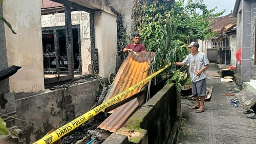 Polisi saat melakukan olah tempat kejadian perkara (TKP) kebakaran rumah warga di Desa Ringdikit, Kecamatan Seririt, Kabupaten Buleleng, Bali.