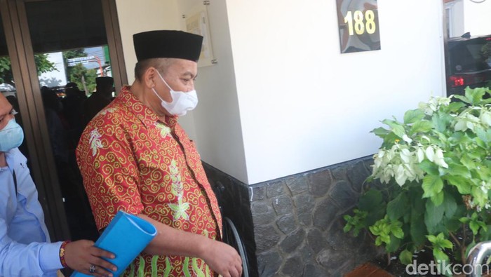 Salah satu tersangka MB usai diperiksa tapi tak ditahan Kejari Jombang