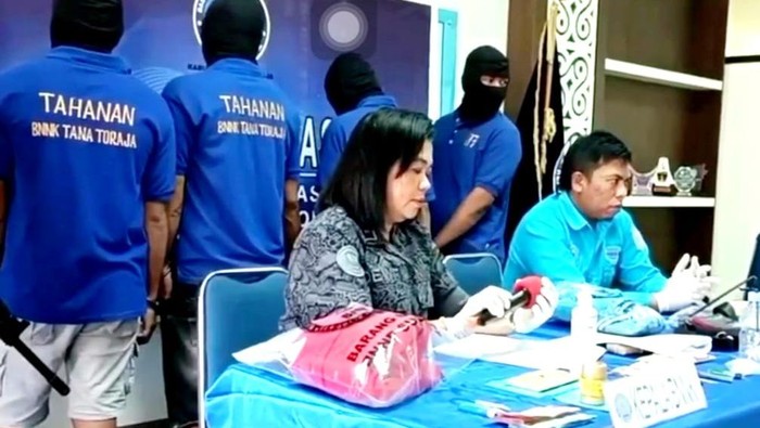 Salah satu tersangka narkoba berbalik saat konferensi pers BNNK Tana Toraja dan mengaku aksinya dibekingi polisi.