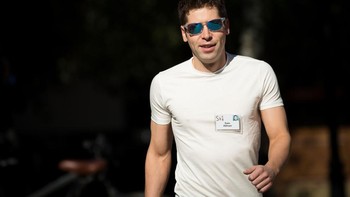 Beginilah gaya kesukaan Altman, memakai kaos saja dipadukan celana jeans. Altman lahir di Missouri di keluarga cukup berada. Dia sudah diberi komputer saat berusia 8 tahun. Altman lalu menempuh kuliah Ilmu Komputer di Stanford University, tapi drop out pada tahun 2005. Pada tahun itu kala usianya baru 19 tahun, Altman menjadi pendiri dan CEO Loopt, media sosial berbasis lokasi. Meski gagal meraih popularitas tinggi, startup itu terjual USD 43,4 juta. Foto: Getty Images