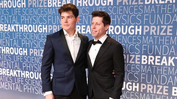 Lingkaran pertemanannya tak main-main, dengan sosok seperti investor Facebook dan bos Mafia Paypal Peter Thiel, pendiri LinkedIn Reid Hoffman, sampai orang terkaya dunia saat ini, Elon Musk. Foto: Getty Images