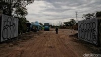 Sayangnya proyek pembangunan pembangkit listrik tenaga sampah atau intermediate treatment facility (ITF) Sunter di Jakarta Utara itu tersendat. Pemprov DKI Jakarta menyebut saat ini JakPro selaku BUMD yang bertugas menangani ITF Sunter tengah mengevaluasi proses pemilihan mitra.