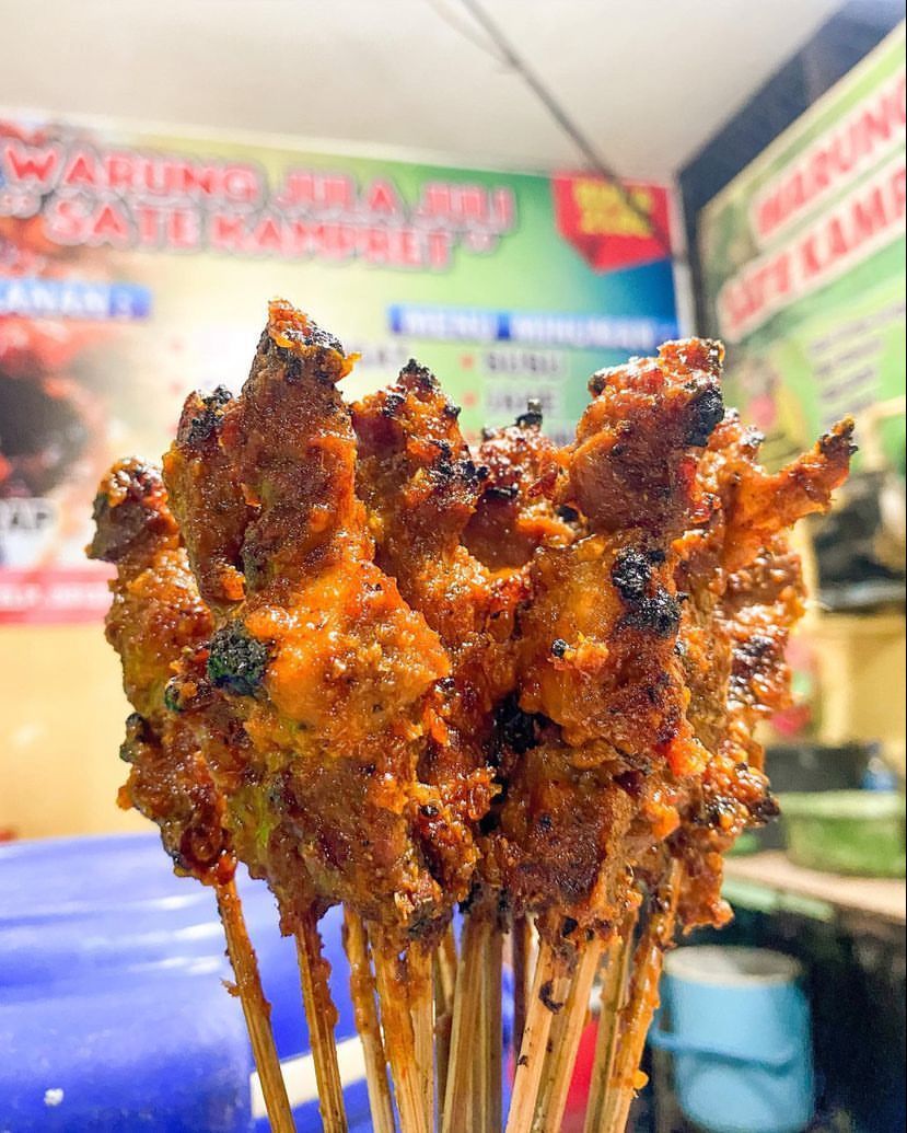 Sate Kampret menjual sate daging sapi dengan bumbu khas yang cocok untuk para pecinta pedas. Selain itu, tingkat kepedasan satenya juga bisa disesuaikan dengan selera pembeli.